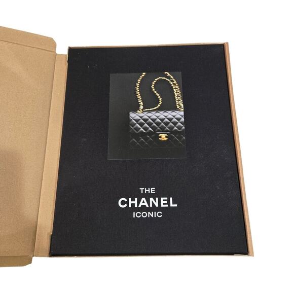 Chanel 2021 The Chanel Iconic Look Book - Picture 2 of 4
